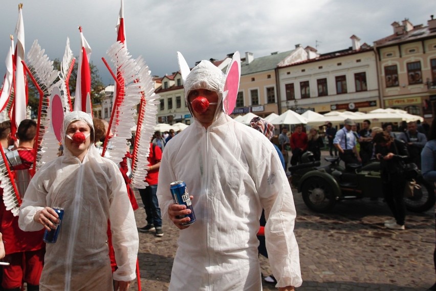 XXII Rzeszowskie Juwenalia. Studenci - przebierańcy opanowali miasto [ZDJĘCIA, WIDEO]