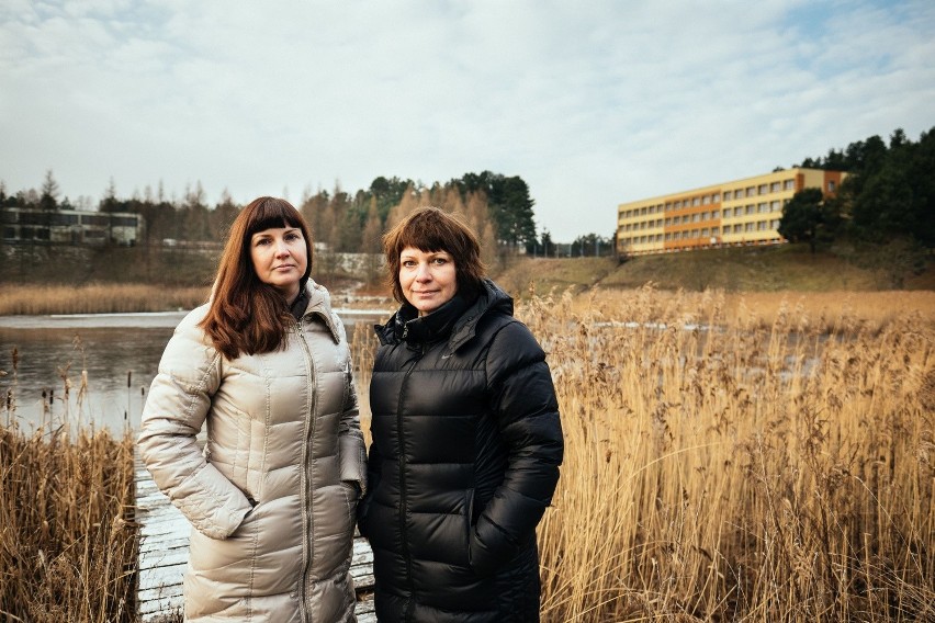 Jana Skaskiewicz i Natalia Kowalewska nad jeziorem. Jego...