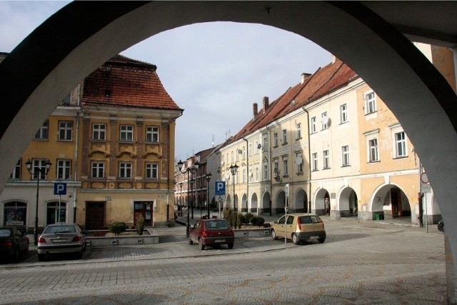 Na Dolnym Śląsku jest wiele miast i miasteczek, które od lat systematycznie tracą mieszkańców. Wśród nich jest jedno z największych miast w regionie! Na kolejnych slajdach znajdziesz 13. miast, które najszybciej tracą swoich obywateli.