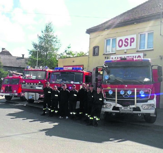 Samochód mercedes  atego (pierwszy z prawej) cieszy druhów z Lubiewa. Strażacy doczekali się nowego auta