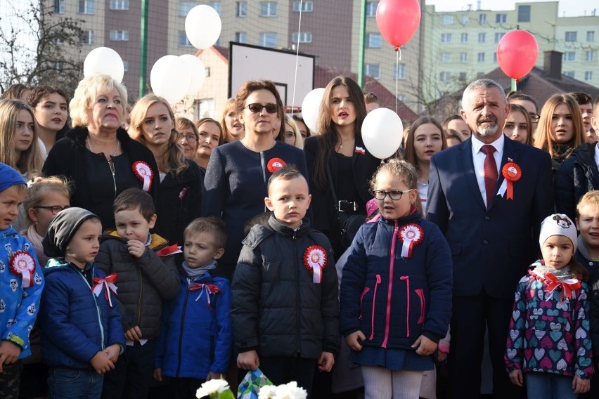 "Rekord dla Niepodległej" w Kielcach. Uczniowie śpiewali hymn w piątek o 11.11 - zobaczcie wideo i zdjęcia