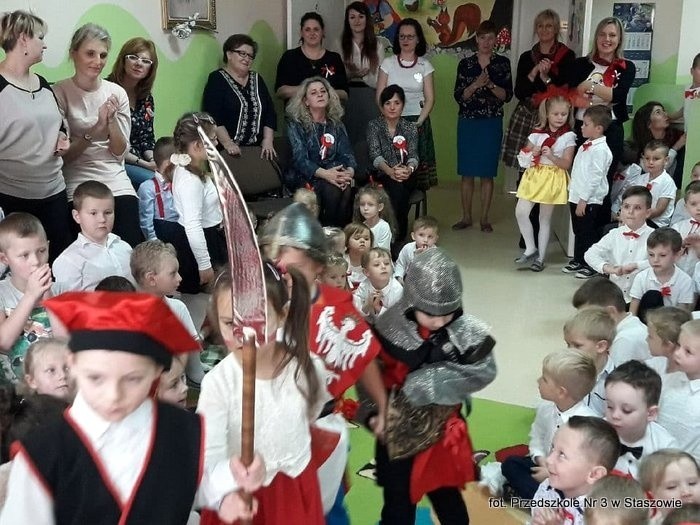 "Piękna Nasza Polska Cała" - dzieci z Przedszkola numer 3 w Staszowie zaangażowały się w ciekawy projekt [ZDJĘCIA]