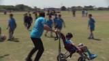 Niepełnosprawny chłopiec uczestniczy w meczach. Ojciec dzieli się pasją do futbolu ze swoim synem, spełniając jego marzenia [WIDEO]