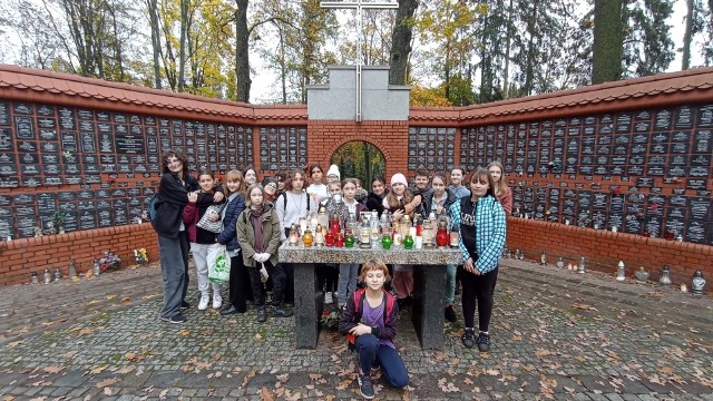 Młodzi wolontariusze ze Szkoły Podstawowej nr 1 w Słupsku posprzątali zaniedbane groby dzieci na Starym Cmentarzu w Słupsku. Tym samym włączyli się w akcję Ministerstwa Edukacji i Nauki „Szkoła pamięta”.