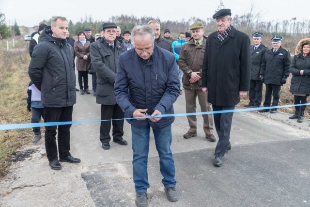 Zakończył się drugi i ostatni etap przebudowy drogi Wałdowo - Toboła. Cały ponad 3 kilometrowy odcinek został utwardzony asfaltem. Wcześniej była to droga gruntowa.Nowa droga ma teraz 4,2 m szerokości - o czym poinformował nas Urząd Miasta w Sępólnie Krajeńskim - zbudowano przy niej także utwardzone pobocza oraz zjazdy na pola. Droga była budowana w dwóch etapach. Pierwszy półtorakilometrowy powstał w roku 2016. Drugi, podobny realizowano w tym roku. Na tę część inwestycji pozyskano 783 tysiące złotych rządowej dotacji. 70 tysięcy dołożyło także Nadleśnictwo Zamrzenica. - Wcześniej była to droga gruntowa, przebiegająca przez tereny leśne. Miejscami miała utwardzenie w postaci kamienia wapiennego. Nie było tam natomiast porządnych rowów, odwodnienia i przede wszystkim nawierzchni asfaltowej, na którą mieszkańcy czekali od dawna” – mówi Waldemar Stupałkowski, Burmistrz Sępólna Krajeńskiego. - Koszt przebudowy drogi z Wałdowa do Toboły przekroczył 1,5 mln zł.Warto dodać, że na terenach wiejskich Gmina Sępólno Krajeńskie tylko w ostatnich czterech latach wyremontowała 9 dróg. Ich łączna długość to ponad 8 kilometrów. Koszt przebudowy wszystkich tych odcinków to prawie 4,5 miliona złotych.