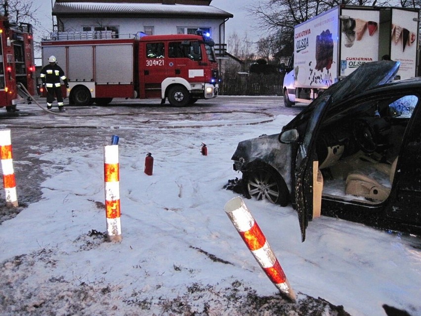 Powiat lubelski. Pożar samochodu osobowego w Majdanie Krasienińskim. Zobacz zdjęcia z akcji gaśniczej