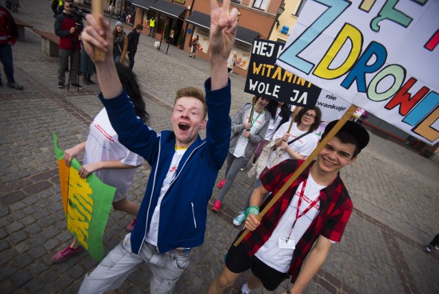 Z okazji Dnia Zdrowia na Rynku Nowomiejskim odbywają happeningi taneczne promujące ruch i zdrowie odżywianie.