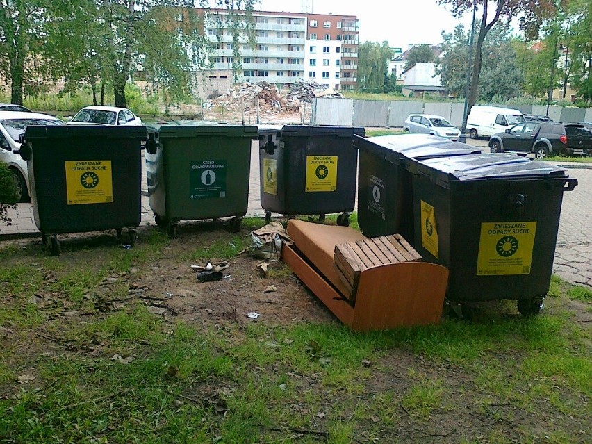 Zdjęcia zalegających przy kontenerach w centrum miasta...