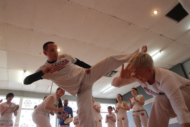 Włocławskie Stowarzyszenie Capoeira zorganizowało ogólnopolskie warsztaty brazylijskiej sztuki walki capoeira prowadzone przez rezydenta Grupy Capoeira Muzenza Polska. Contra Mestre Caju, rodowity Brazylijczyk przez dwa dni prowadził zajęcia i dzielił się swoją wiedzą i doświadczeniem. W trakcie trwania warsztatów, które skierowane były dla dzieci, młodzieży i dorosłych o różnym stopniu zaawansowania, uczono też technik kopnięć, uników i akrobacji. Kolejne tego typu warsztaty już w kwietniu.