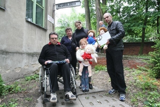 Rodzice chorych dzieci od niedzieli zbierają w całej Łodzi podpisy przeciwko likwidacji oddziału i poradni neurologicznej.