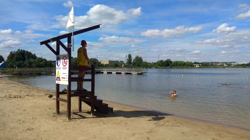 Biała flaga na plaży miejskiej w Dojlidach. Można już korzystać z kąpieli pod nadzorem ratowników (zdjęcia)