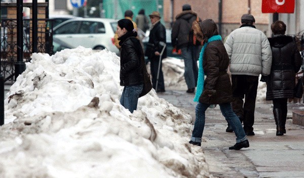 Śnieg wywieziono już wprawdzie z wielu miejsc w centrum Kołobrzegu, ale śnieżne hałdy nadal dominują w krajobrazie miasta. 