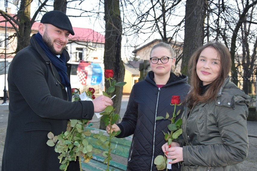 Mężczyźni z Forum Młodych Ludowców wręczali paniom kwiaty na koneckim skwerku