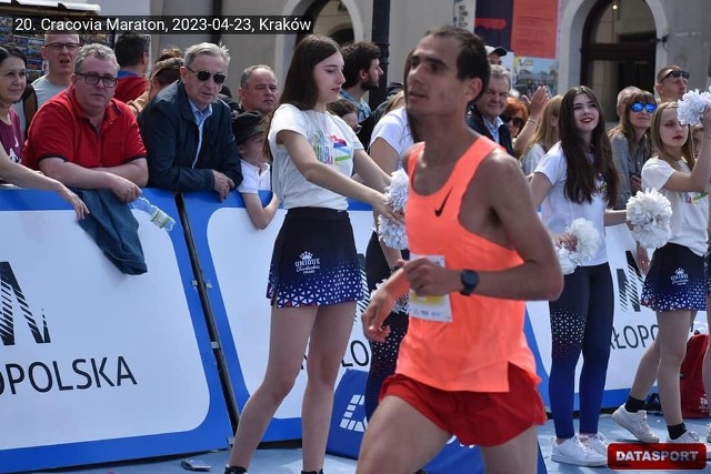 Tomasz Gawroński pokonał ponad 42 kilometry w Cracovia Maraton i wrócił do Jędrzejowa ze złotem w kategorii słabosłyszących i 15 miejscem w klasyfikacji ogólnej maratonu.