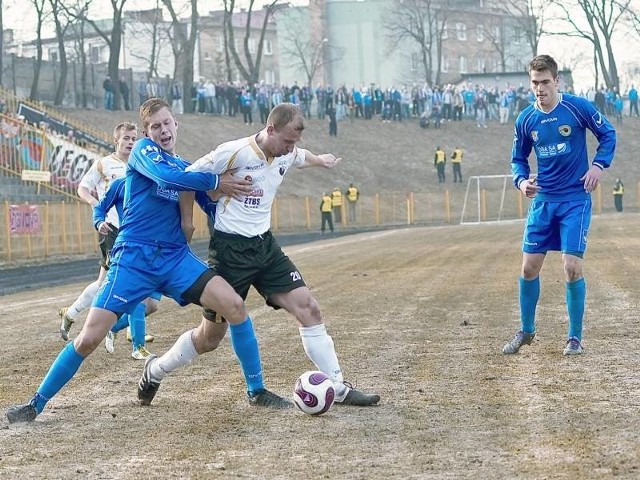 Mecz na ciężkim boisku w Żaganiu był pełen walki, ale o fajerwerki techniczne na takiej murawie było trudno. O piłkę z obrońcą Miedzi walczy Jakub Rejmer (w środku).