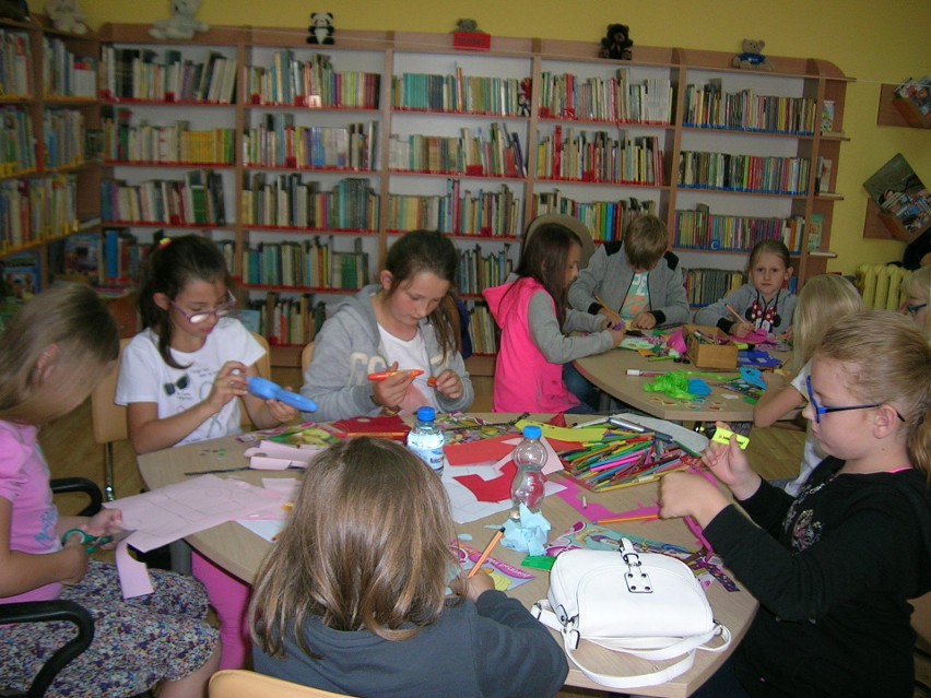 Iłża. Wakacje w bibliotece. Najmłodsi świetnie bawią się na zajęciach 