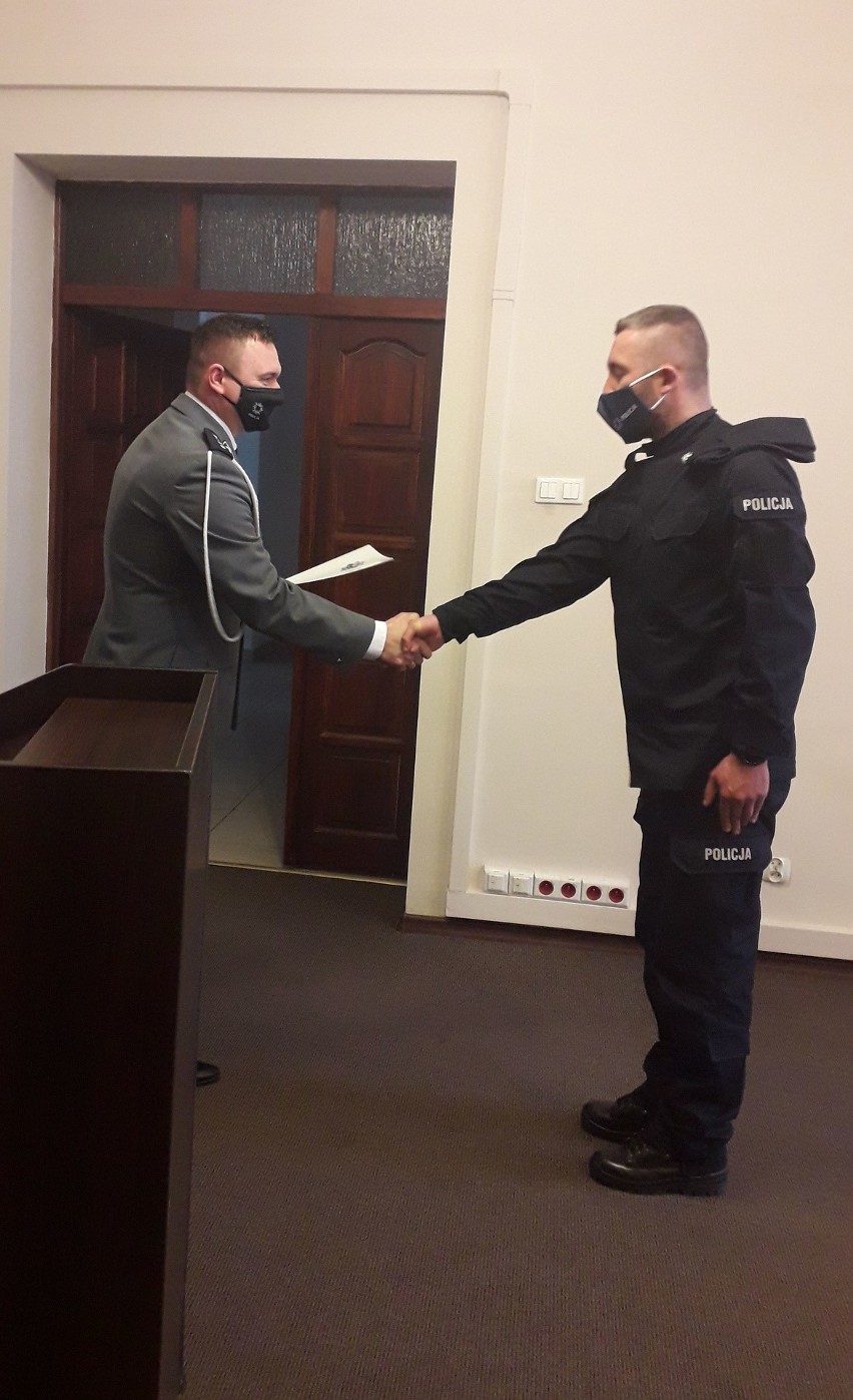 Marcin Pilarczyk gratulował nowym policjantom i życzył im...
