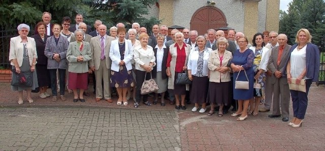 Wszyscy absolwenci i nauczyciele w towarzystwie rodzin, gości oraz dyrekcji szkoły i przedstawicieli samorządu Kazanowa.