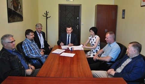 Wójt Opatowca Sławomir Kowalczyk (w środku) podpisał umowę z wykonawcą inwestycji.