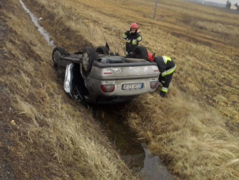 Skutki kraksy usuwali strażacy z jednostki na Rządzu.