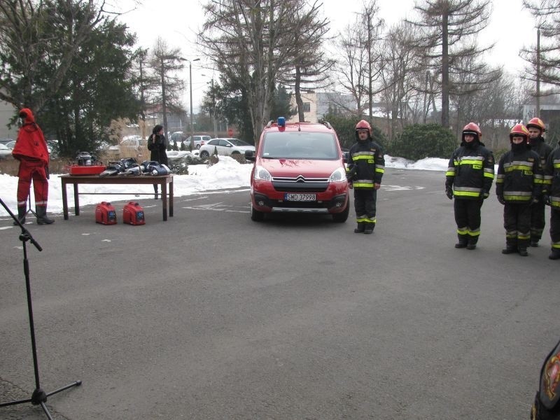 Nowy sprzęt za 200 tys. zł otrzymali wodzisławscy strażacy....