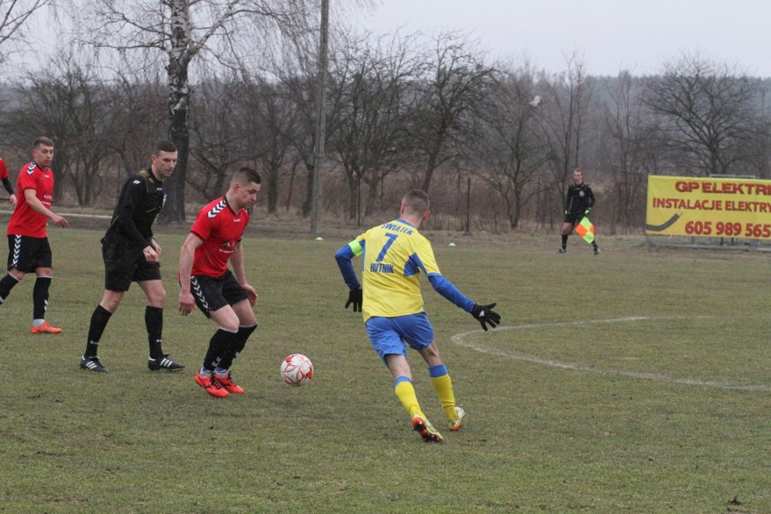 Trzecia liga. Ciekawy mecz w Daleszycach. Spartakus przegrał z Hutnikiem Kraków 0:1 [DUŻO ZDJĘĆ, WIDEO]