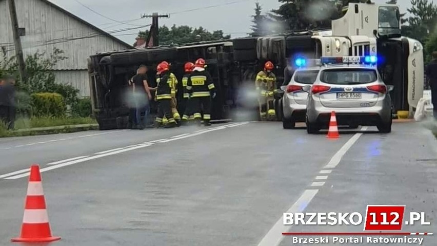 Wypadek w Tymowej. Na DK 75 leży przewrócona ciężarówka