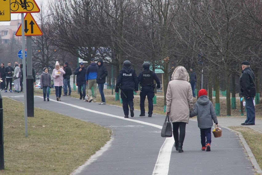 Akcja antyterrorystów w Poznaniu zakończona. Wozy policyjne...