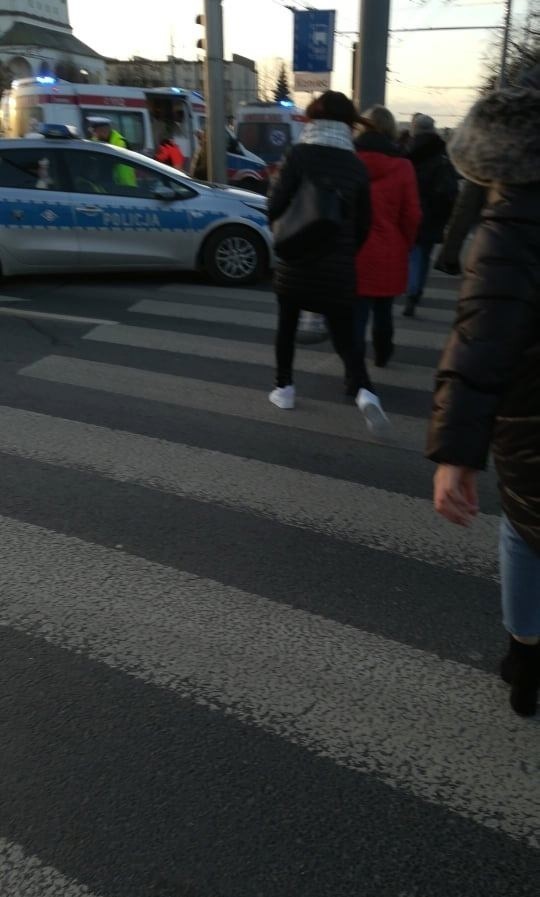Karetka na sygnale zderzyła się z audi na skrzyżowaniu w Lublinie. Zobacz zdjęcia
