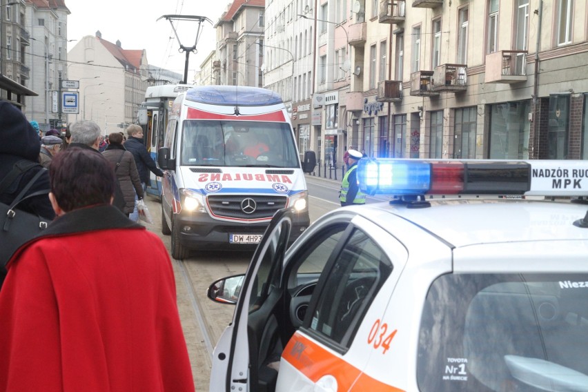 Karetka zablokowała torowisko. Reanimacja na przystanku na Piłsudskiego