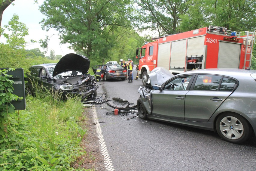 Czołowe zderzenie BMW i volvo. Trzy osoby ranne