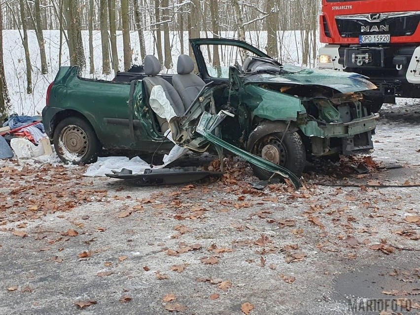 Turawa Marszałki. Wypadek na lokalnej drodze - samochód uderzył w drzewo. Jedna osoba jest bardzo ciężko ranna