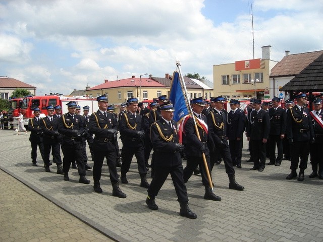 Strażacy defilowali w galowych mundurach.