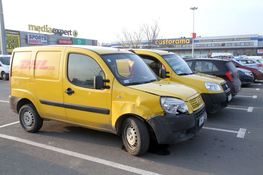 Zderzenie trzech samochodów na parkingu pod Castoramą (ZDJĘCIA)