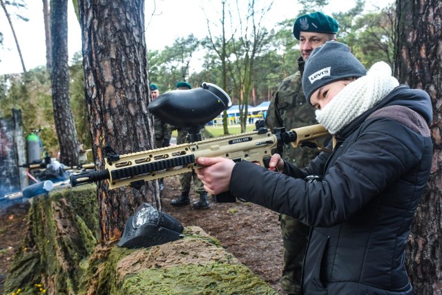 Z okazji 20. rocznicy wstąpienia Polski do NATO, w Bydgoszczy odbył się piknik wojskowy. Na odwiedzających czekało mnóstwo atrakcji, m.in. prezentacja sprzętu wojskowego, pokazy wyszkolenia i musztry, spotkania z żołnierzami oraz wiele innych. Zobaczcie, jak bydgoszczanie bawili się podczas pikniku wojskowego!NATO w Bydgoszczy