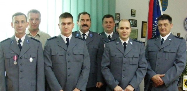 Nagrodzeni policjanci z Marianem Pieszakiem, komendantem powiatowym policji.