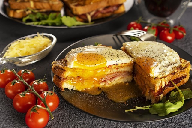 Nie macie pomysłu na śniadanie? Zobaczcie nasze propozycje na wyjątkowe śniadania. Na zdjęciu - Croque Madame - francuska propozycja na tosty z szynką, serem i jajkiem sadzonym.