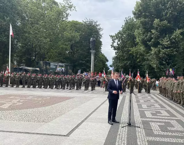 Szef MON z wizytą w Augustowie. Mariusz Błaszczak poinformował o powstaniu nowej jednostki wojskowej na terenie regionu. Pierwsi żołnierze jeszcze w tym roku zawitają do Augustowa.