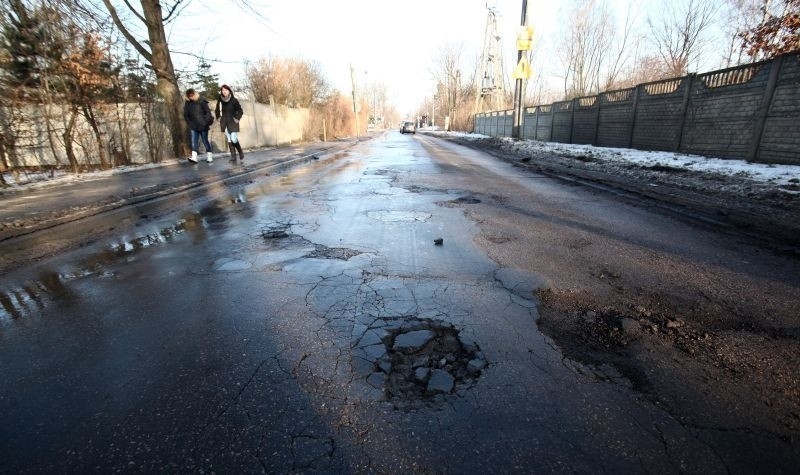 Są ulice, którymi strach jechać. Dziura na dziurze