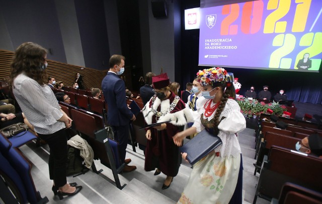 Uniwersytet Śląski zainaugurował kolejny rok akademicki 2021/2022.Zobacz kolejne zdjęcia. Przesuwaj zdjęcia w prawo - naciśnij strzałkę lub przycisk NASTĘPNE