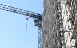 Zobacz jak wygląda praca na wysokości 63 m. 8 godzin operatora dźwigu przy budowie Hiltona [zdjęcia]