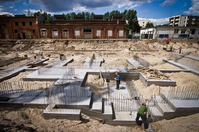 Na razie budowa nie wyszła jeszcze ponad poziom gruntu. Trwają prace przy fundamentach i podpiwniczeniu budynków. Obydwa mają być gotowe do końca przyszłego roku