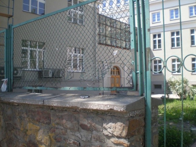 Powyrywana siatka u ogrodzeniu Wydziału Humanistycznego Uniwersytetu Jana Kochanowskiego w Kielcach przy ulicy Leśnej.