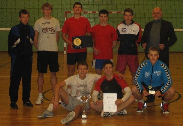 Zwycięska drużyna Pomarańczy z organizatorem turnieju Grzegorzem Skowerskim (po lewej) i Tomaszem Molendowskim, prezesem Szkoły Jazdy "TOM&#8221; w Kielcach (po prawej).
