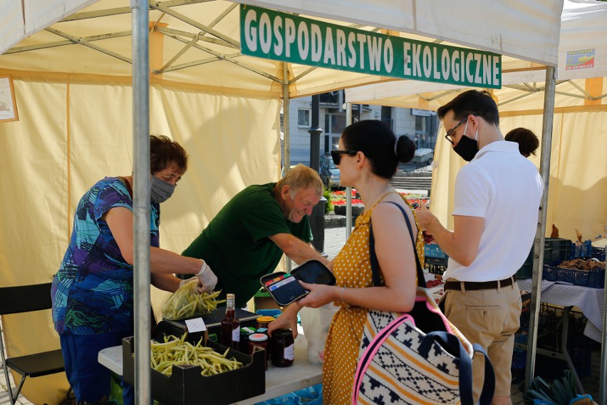 Kraków. Sobotni targ pietruszkowy w Podgórzu niezmiennie przyciąga klientów [ZDJĘCIA]