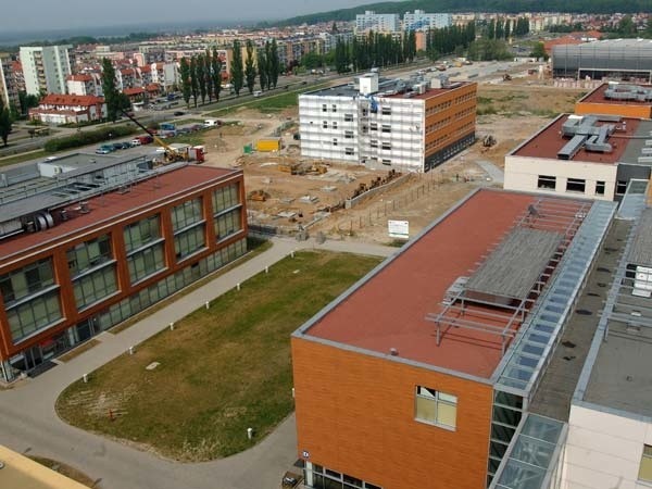 Kampus przy ul. Śniadeckich w Koszalinie powiększy się o kolejny budynek, w którym będą laboratoria (jest budowany w środku po lewej). W głębi widać  ponadto budowaną halę widowiskowo - sportową.