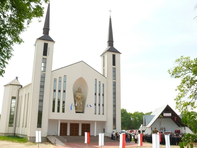 Kościół Matki Bożej Bolesnej Pocieszenia w Radomyślu nad Sanem. Obok polowy Ołtarz Koronacyjny, na którym przed laty odbyła się koronacja obrazu Matki Bożej Bolesnej.