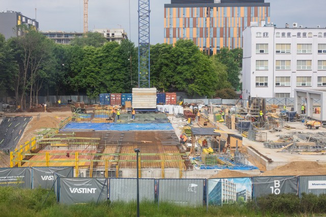 Wrocław można odkrywać codziennie na nowo. Jeśli opatrzyły się Wam znane obiekty czy ulice, możecie przejechać się pociągiem i pooglądać je innej perspektywy. Miasto "od tyłu" nie zawsze jest piękne, ale za to interesujące.Aby zobaczyć, jak wygląda Wrocław z okien pociągu, kliknij w strzałkę, użyj klawiszy lub gestów