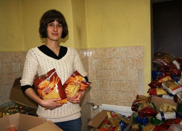 Jedna z wolontariuszek -  Natalia Pawełczyk z I Liceum Ogólnokształcącego w niedzielę sortowała i przeliczała zebraną żywność.