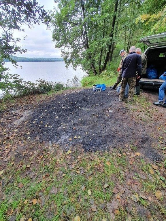 Akcja sprzątania Jeziora Lubowidz zorganizowała firma NFM...